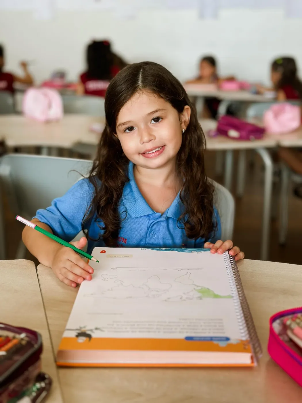 Aluna do Ensino Fundamental escrevendo em sala de aula