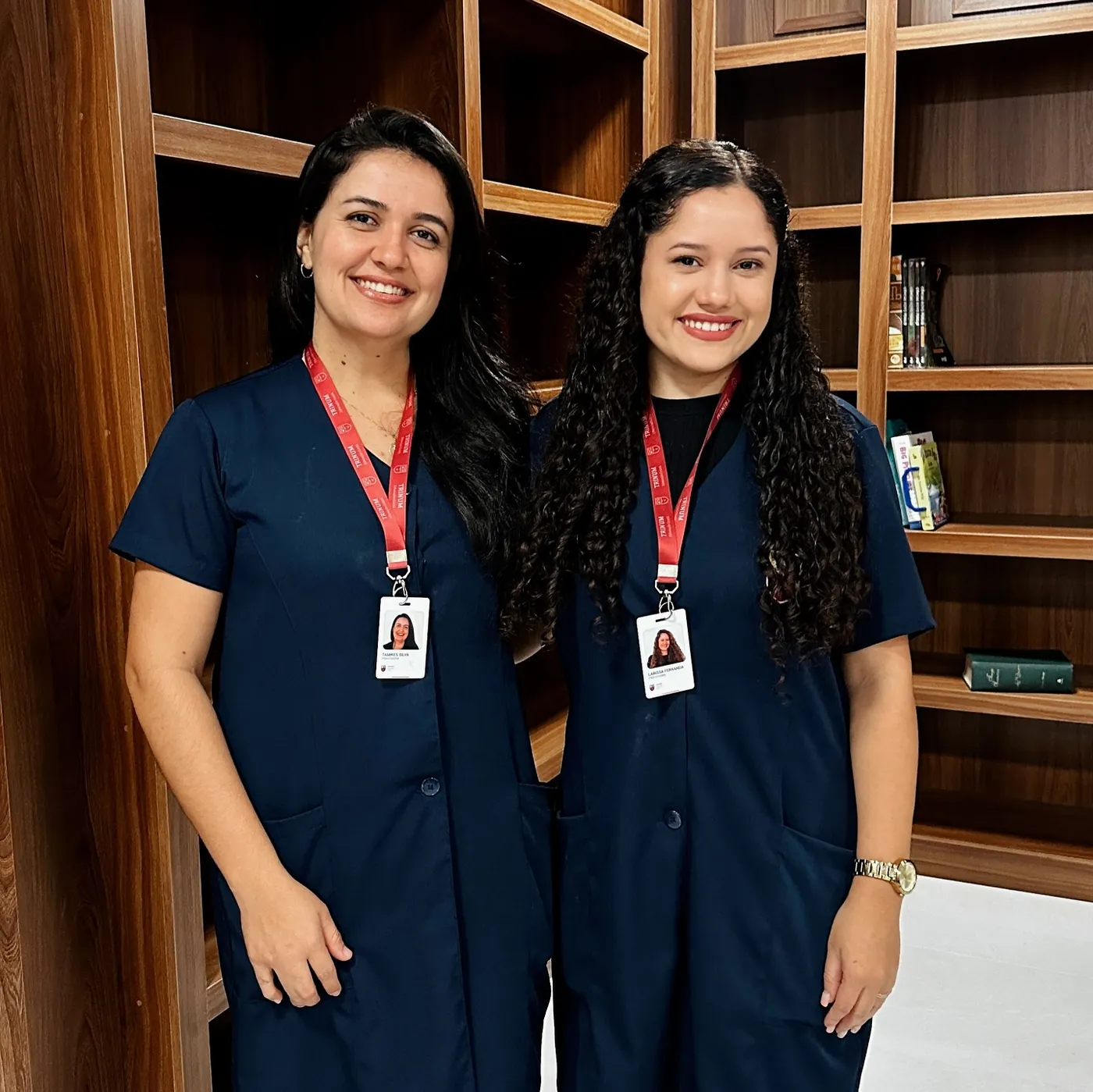 Duas educadoras na biblioteca da escola