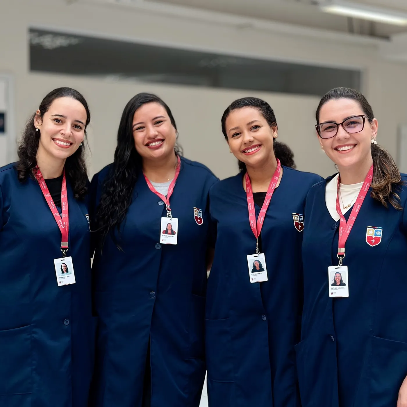 Professoras da Trinum com o uniforme da escola
