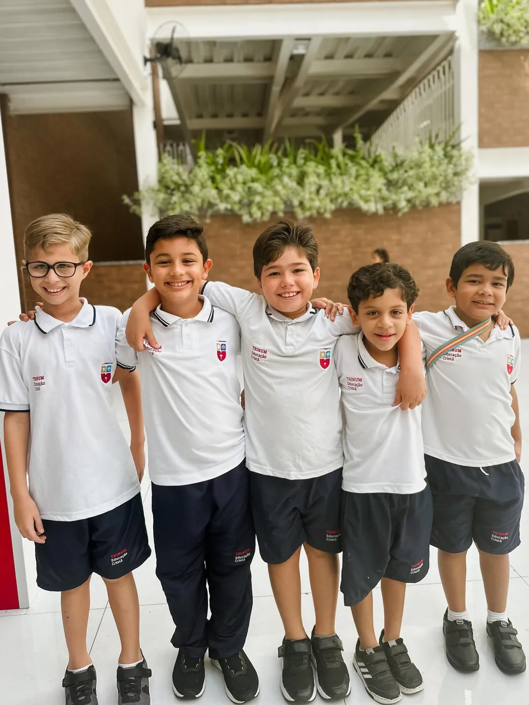 Turma de alunos do Ensino Fundamental abraçados