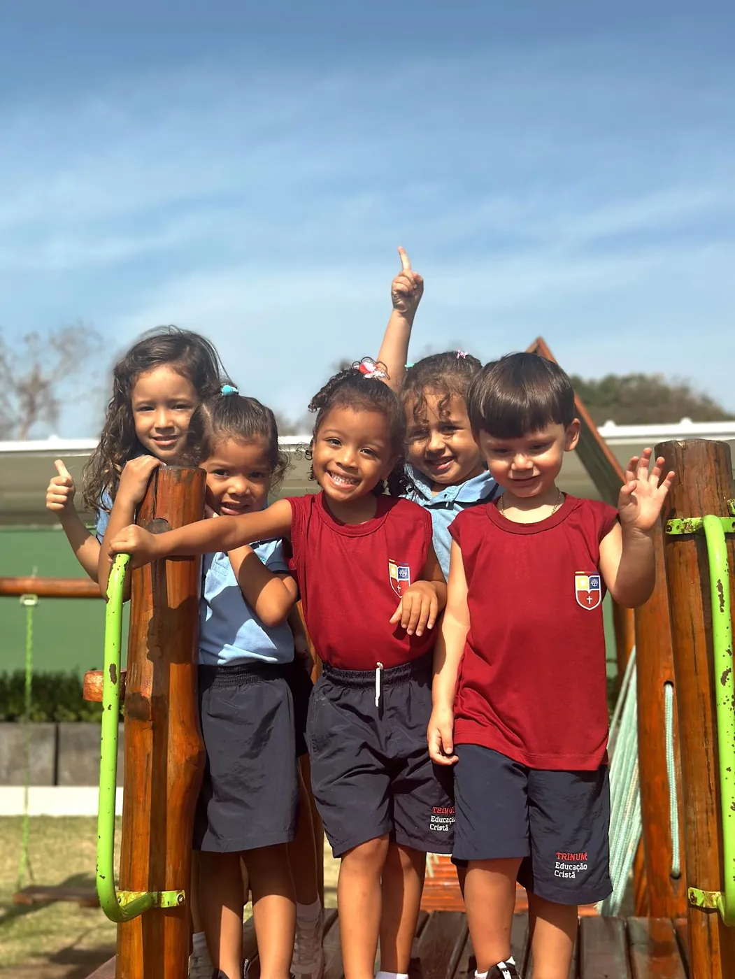 Crianças da Educação Infantil sorrindo no parquinho