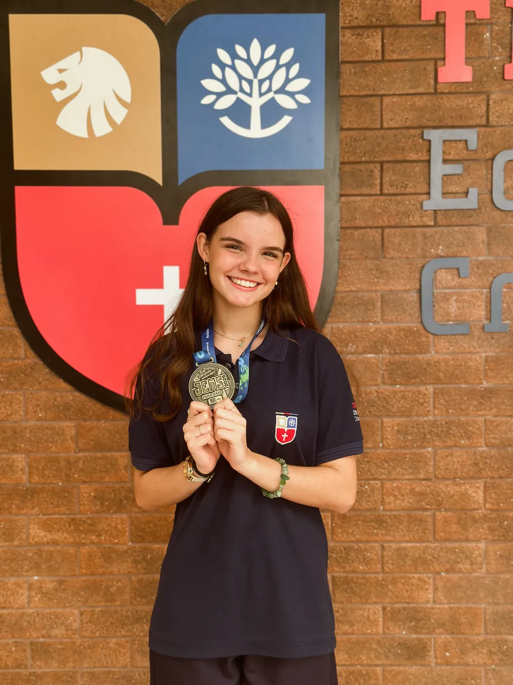 Aluna do Ensino Médio exibindo medalha conquistada